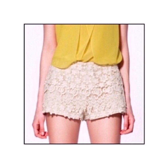 Zara Pants - 🐝 Zara Basic Lace Crochet Dressy Shorts in Cream
